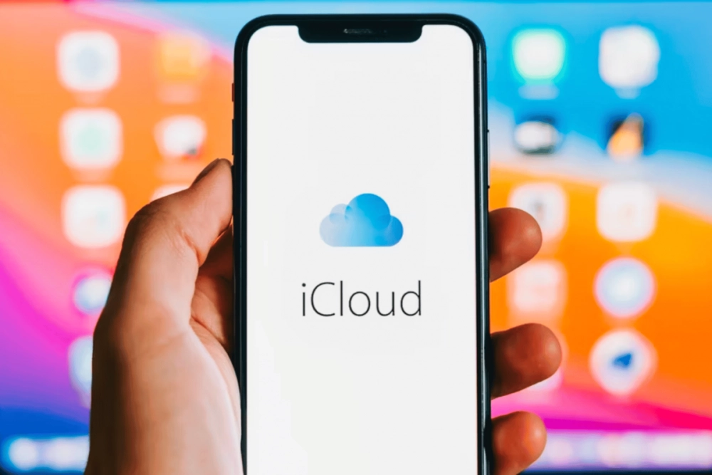 iCloud hoặc Google Drive với dữ liệu đang đồng bộ lên đám mây.
